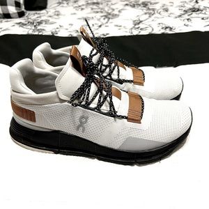 On Running Cloud nova Pecan/White. Like new condition. Size 10mens